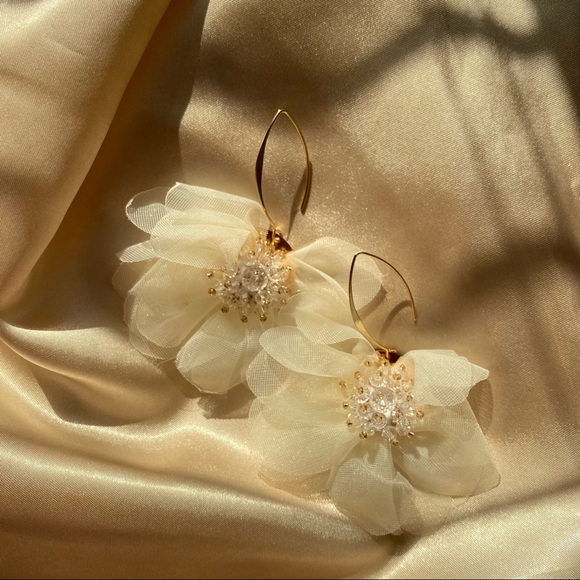 💕Last one Mesh White Flower Hook Earrings - Picture 4 of 8